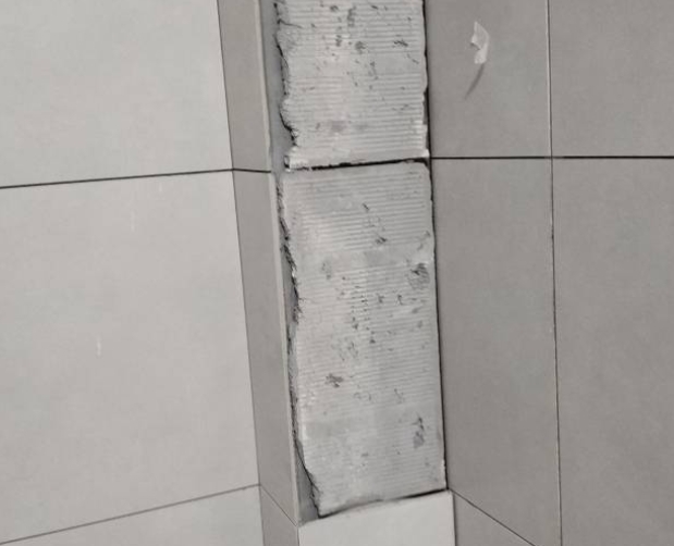 沈阳市瓷砖空鼓维修公司分享下瓷砖施工前基层浇水润湿程度不足，可能导致以下问题