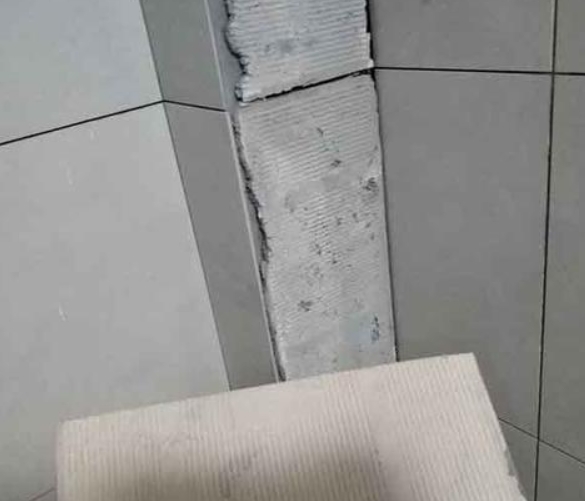 沈阳市瓷砖空鼓维修公司分享下厨房瓷砖脱落的补救措施。